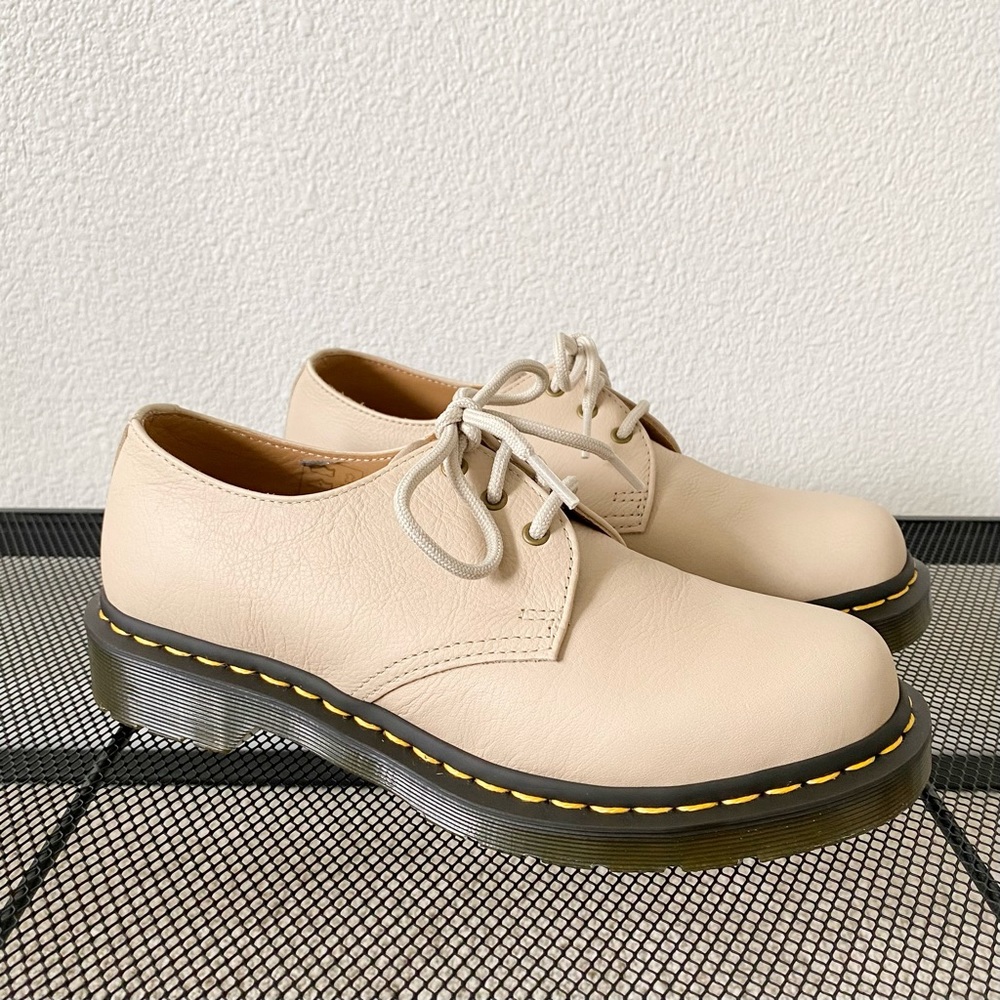 NEW Doc Martens Virginia Leather Oxford Shoe, in Parchment Beige, size 8